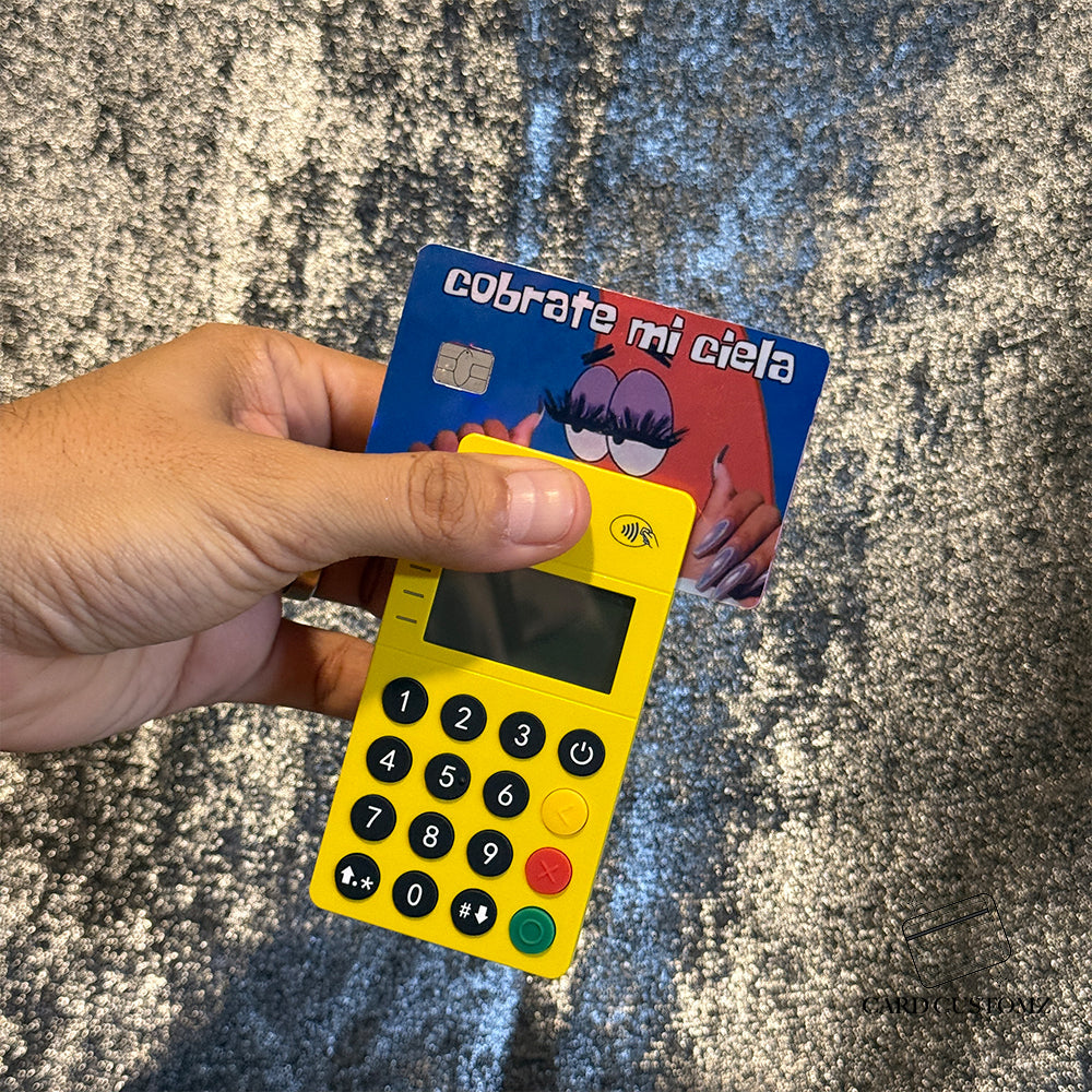 COBRATE MI CIELA PATRICIO STICKER DE VINIL HOLOGRÁFICO PARA TARJETAS