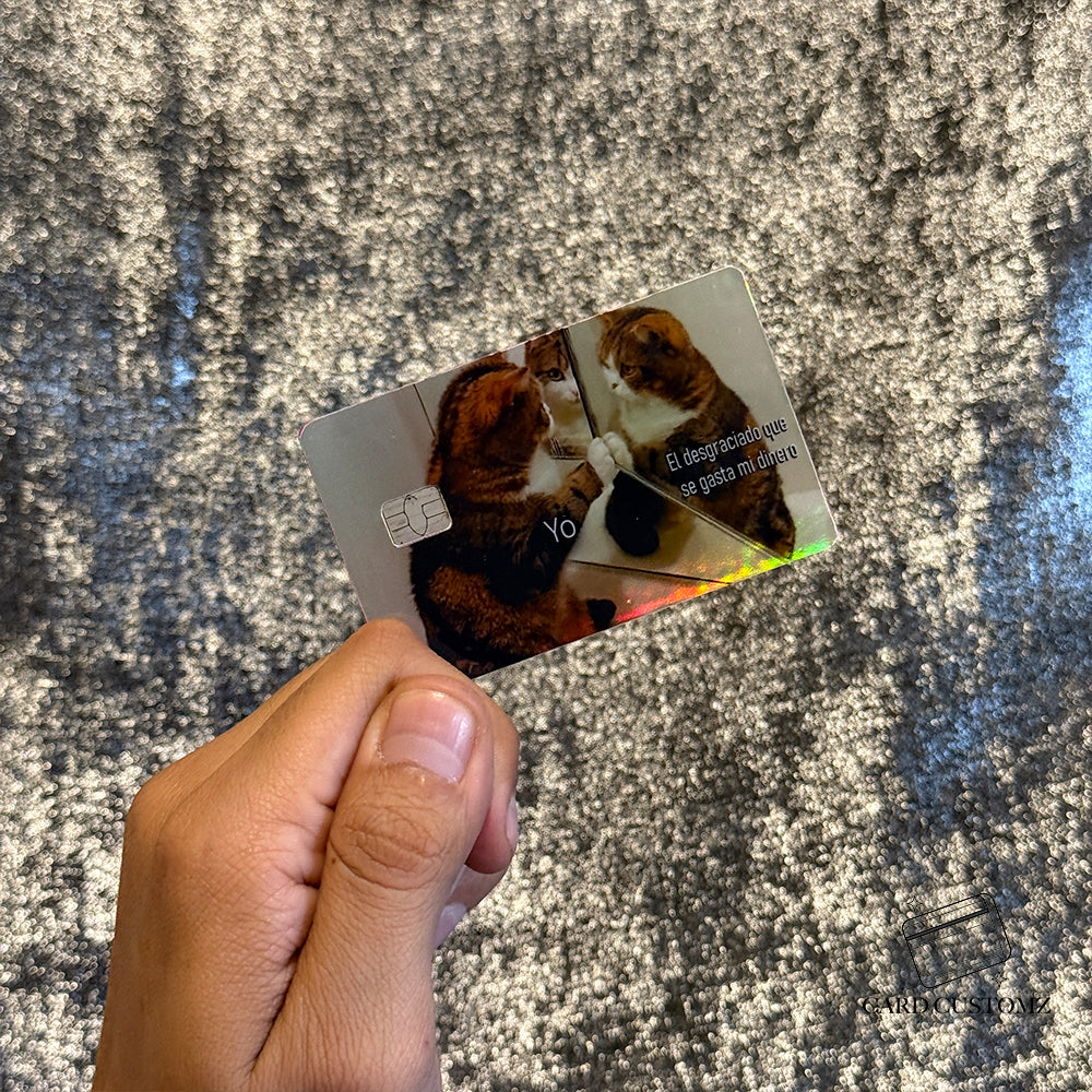 EL CULPABLE DE MIS GASTOS STICKER DE VINIL HOLOGRÁFICO PARA TARJETAS