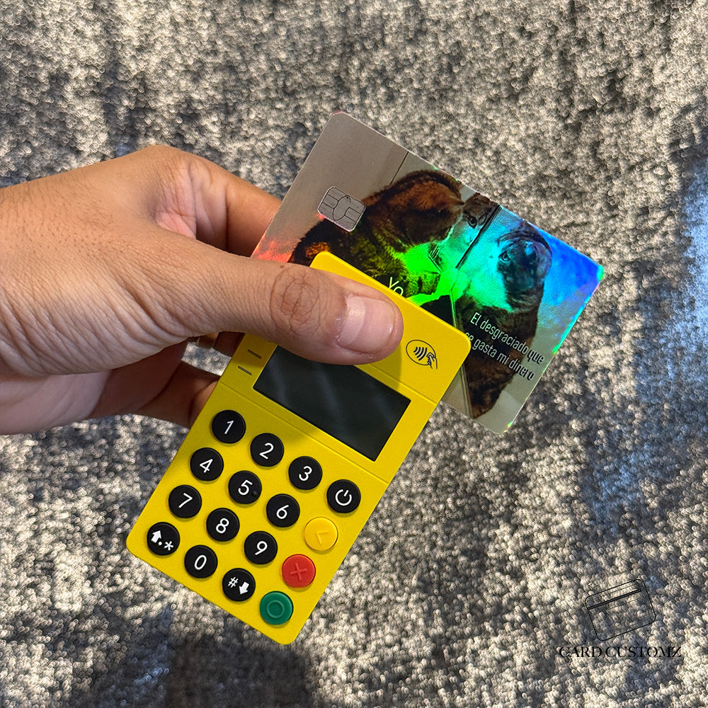 EL CULPABLE DE MIS GASTOS STICKER DE VINIL HOLOGRÁFICO PARA TARJETAS