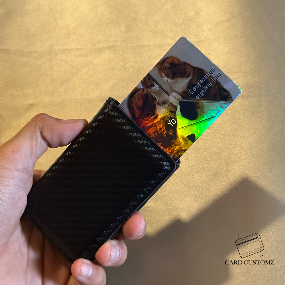 EL CULPABLE DE MIS GASTOS STICKER DE VINIL HOLOGRÁFICO PARA TARJETAS