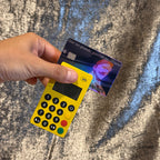 ESCANOR ¿Y ESO QUIÉN LO DECIDIÓ? STICKER DE VINIL HOLOGRÁFICO PARA TARJETAS