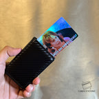 TE PARECE QUE SOMOS RICOS LOIS STICKER DE VINIL HOLOGRÁFICO PARA TARJETAS